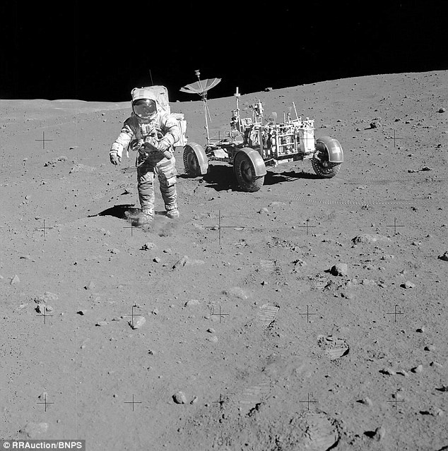 https://www.dailymail.co.uk/sciencetech/article-3286042/Lunar-watch-fetches-1million-Bulova-timepiece-worn-Apollo-15-mission-moondust-face.html?ico=amp-comments-viewall