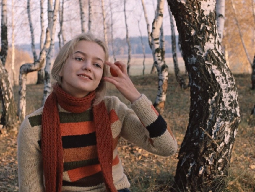 Вторая серия хоть и с осенним настроением, но все еще есть ощущение, что жизнь будет улучшаться. / dzen.ru