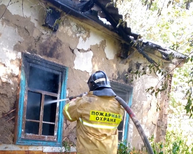    В Курской области деревянный дом сгорел из-за неисправной печи