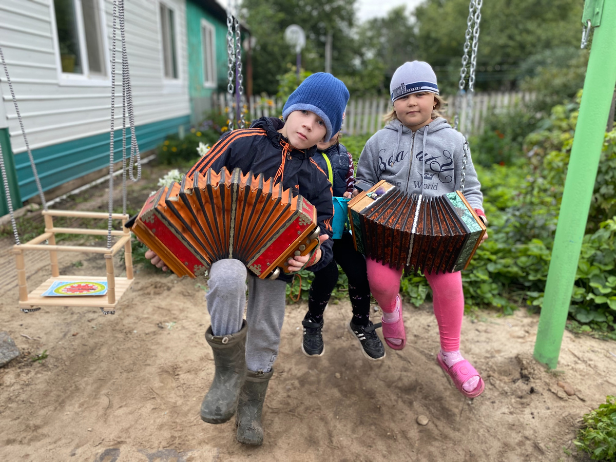 Гармонисты - юные артисты. Фото автора.