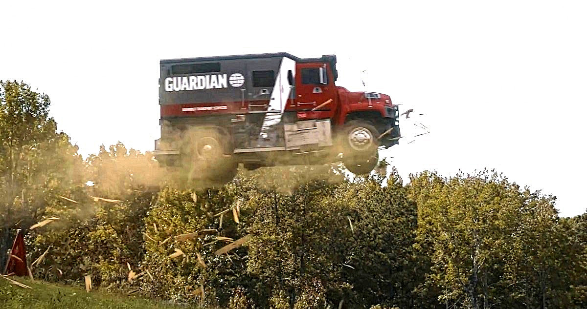 Даже водителя тяжёлого, скучного броневика тоже порой отчаянно тянет в небо... 