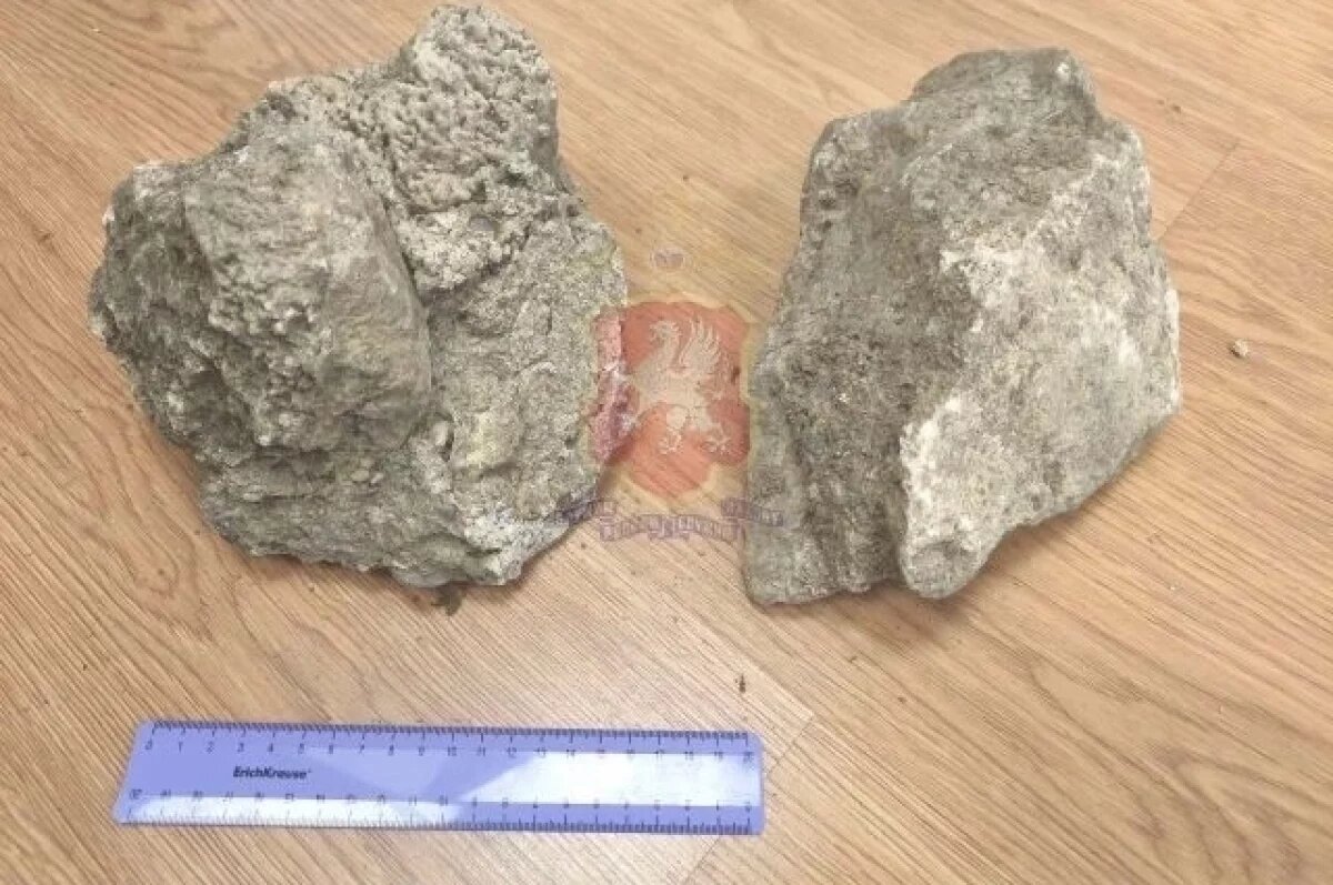    В Севастополе мужчина выбросил камень из окна и разбил лобовое стекло авто