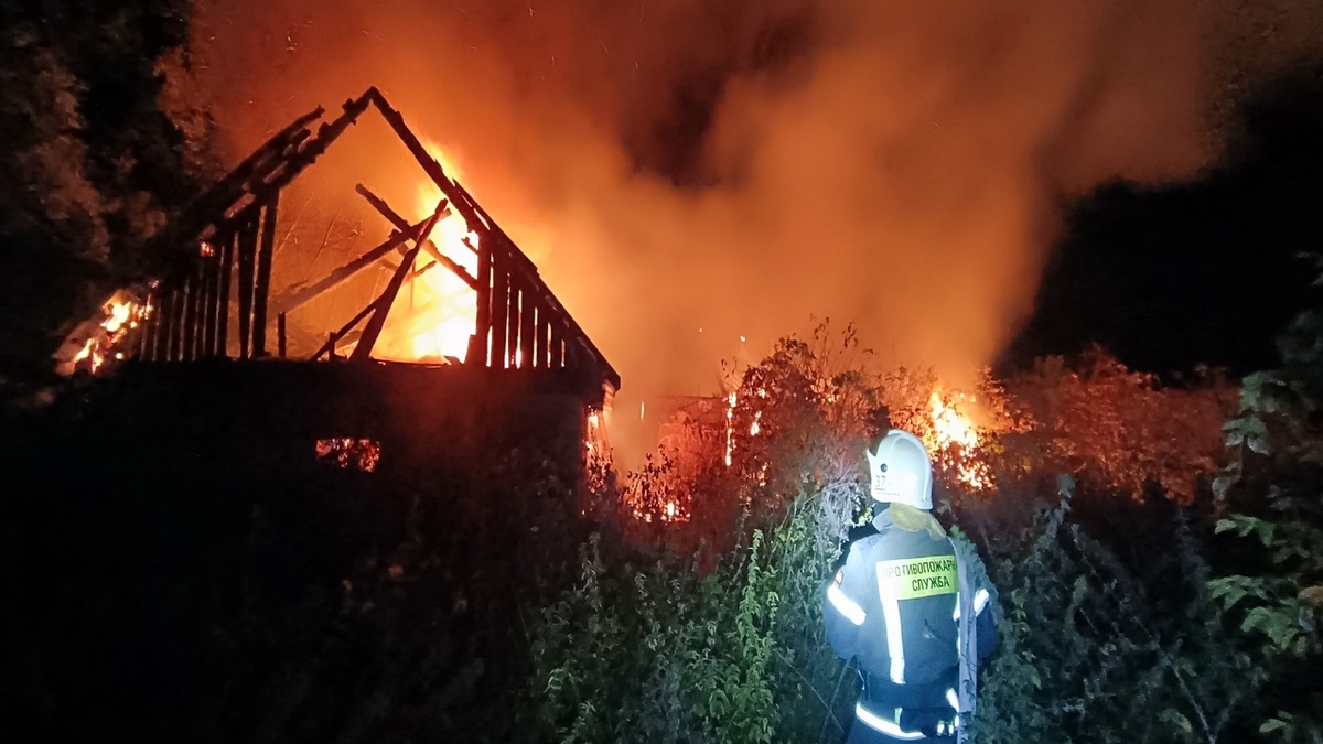    Дом и хозпостройка сгорели в Курской области