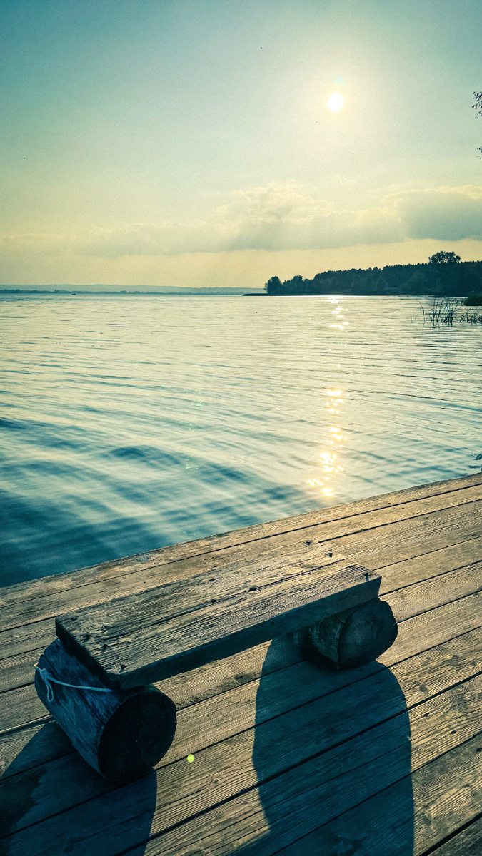 Плавучая площадка для отдыха и рыбалки на берегу Усы