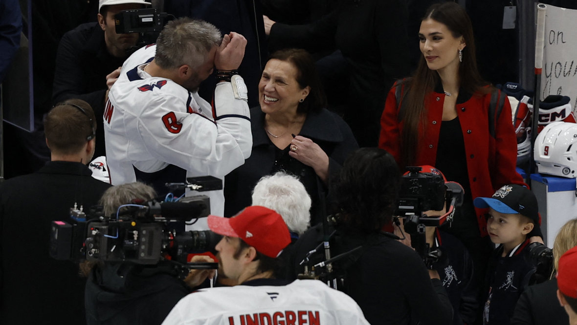    Александр Овечкин вместе с матерью и женой празднует свой рекордный 895-й гол в НХЛ.Imagn Images USA Today Sports