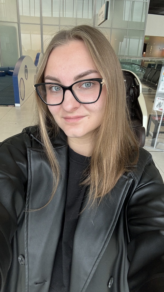 Короткий привет от автора статьи, Исаковой Юлии, фитнес-тренера, специалиста по коррекции осанки и работе с болью в спине