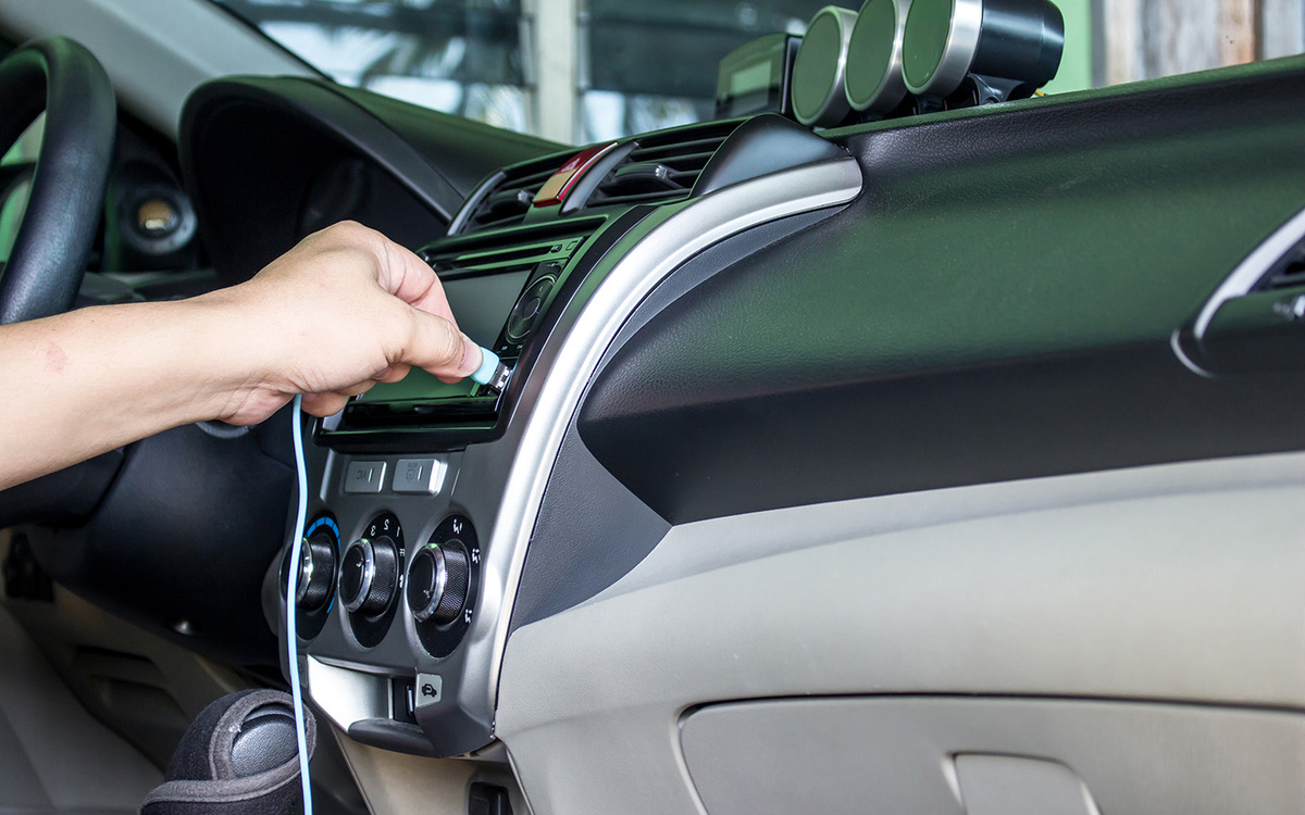 NONGASIMO / Shutterstock / FOTODOM📷При наличии у магнитолы USB-разъема подключение к ней смартфона/планшета возможно с помощью кабеля