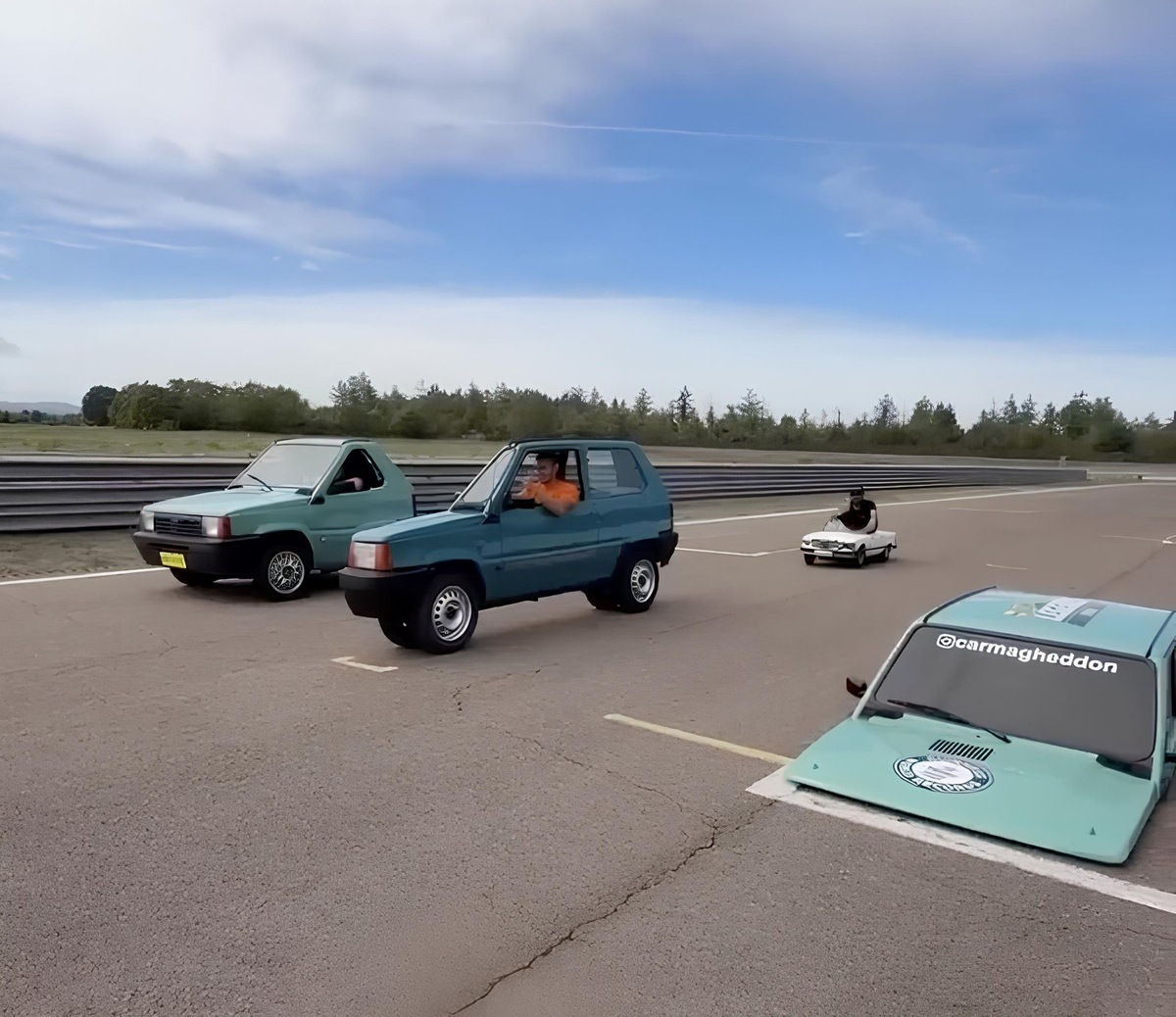    Приплюснутый, заниженный и укороченный автомобили приняли участие в настоящем заезде