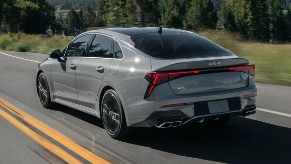 Toyota Camry или Kia K5: какой седан выбрать в 2025 году?