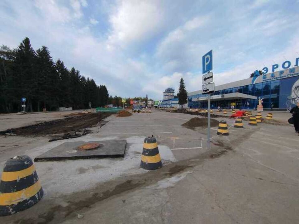    Парковка у аэропорта Барнаула после изменения схемы движения. Источник: Фото: Александр Захаров / МК на Алтае