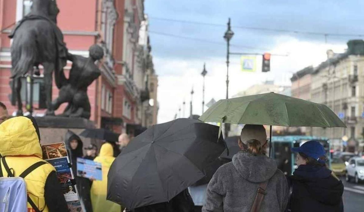     Люди с зонтами. Источник: spb.kp.ru Автор фото: Алексей Булатов