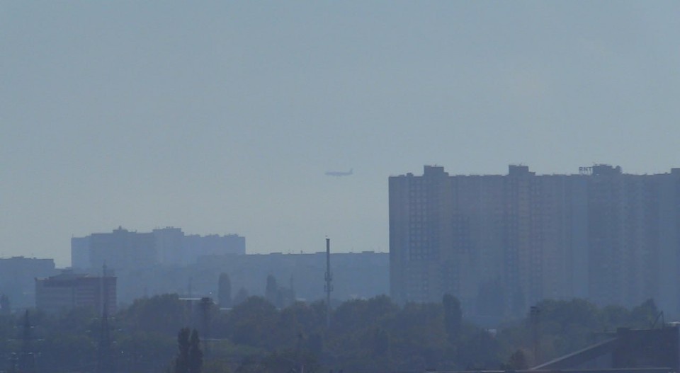    Пассажирский самолет из Москвы в небе над Краснодаром. Фото: Евгений Таранжин