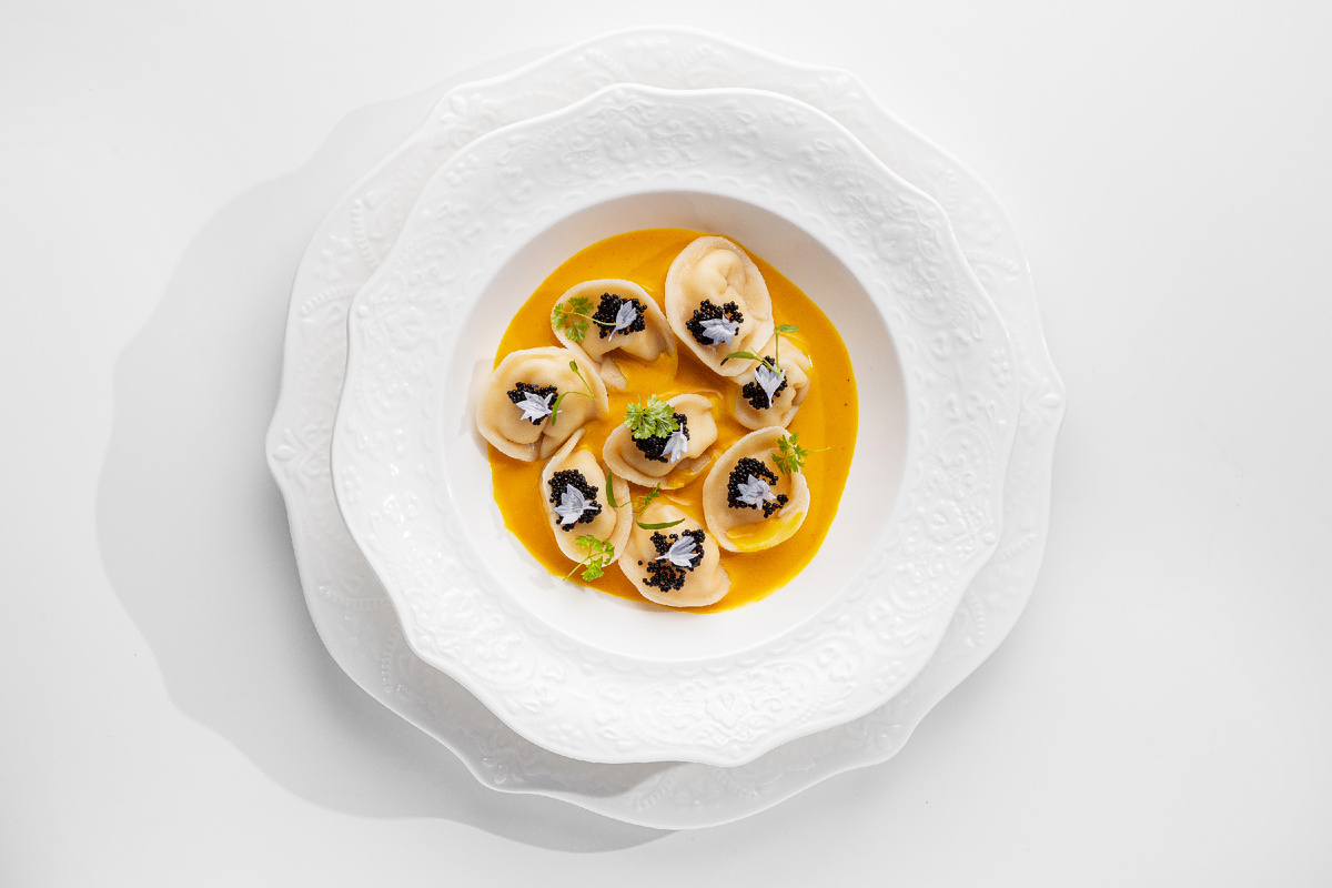 Пельмени с камчатским крабом в соусе биск с икрой летучей рыбы, Modus