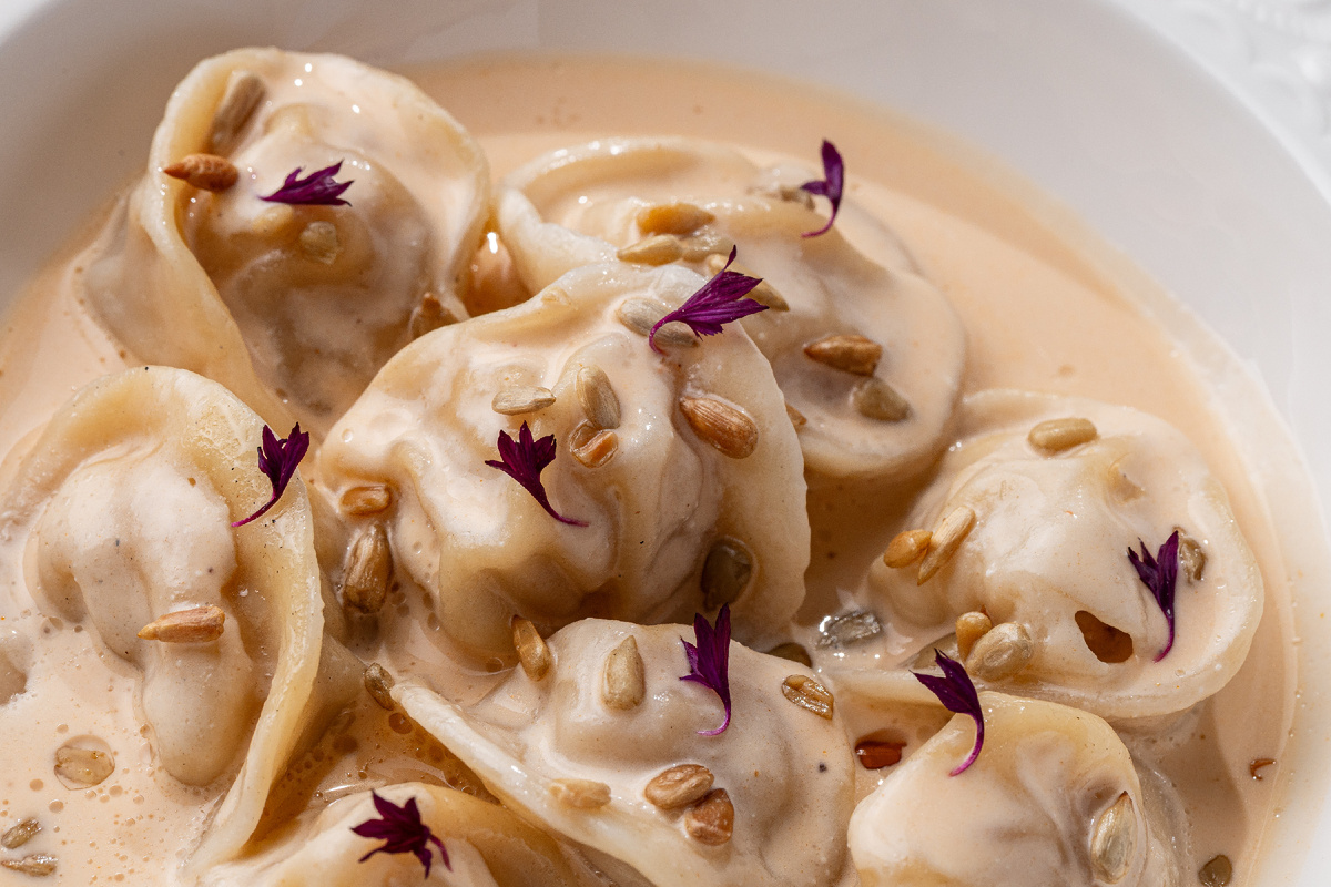 Пельмени с фаршем из цыпленка  с соусом из ряженки, Modus