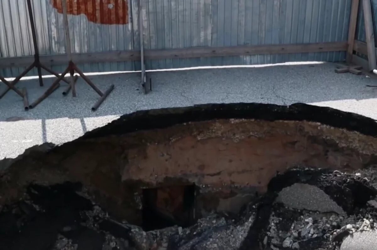    В Димитровграде третий год не могут устранить провал на дороге