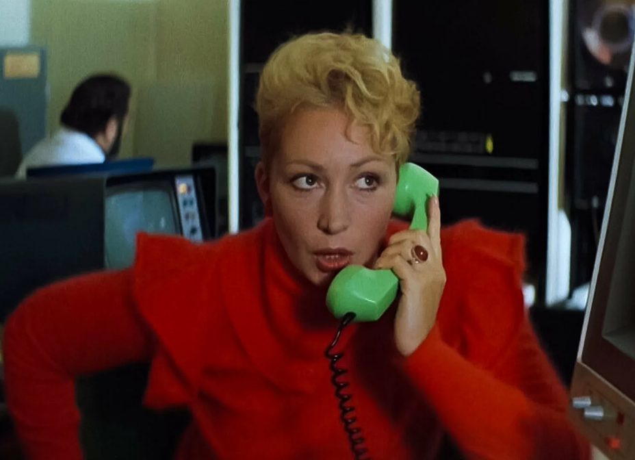 Кадр из фильма «Самая обаятельная и привлекательная» (1985). Скриншот.