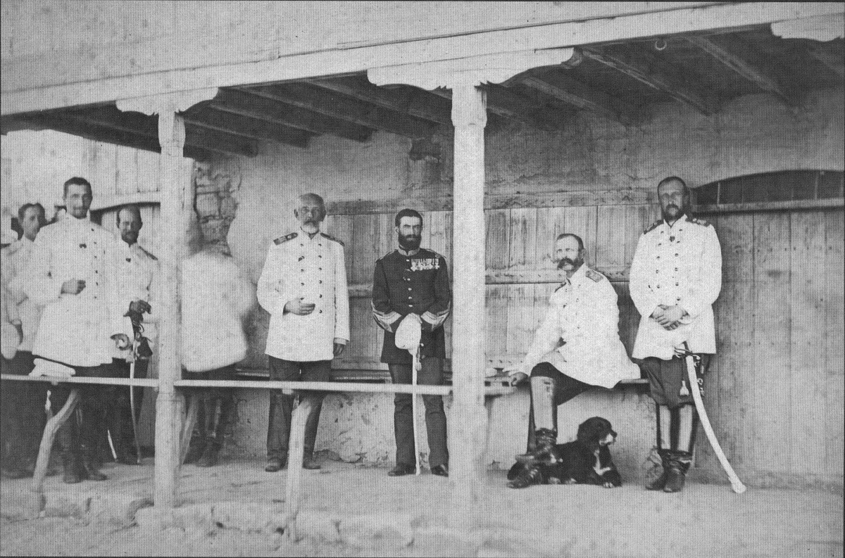 Император Александр II (сидит) на Русско-турецкой войне