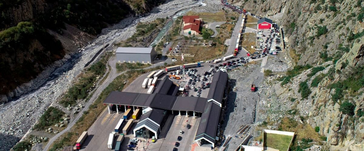 ОКОЛО 2,5 ТЫСЯЧИ ГРУЗОВЫХ АВТОМОБИЛЕЙ ОЖИДАЮТ СВОЕЙ ОЧЕРЕДИ ДЛЯ ПРОЕЗДА ЧЕРЕЗ ВОЕННО-ГРУЗИНСКУЮ ДОРОГУ