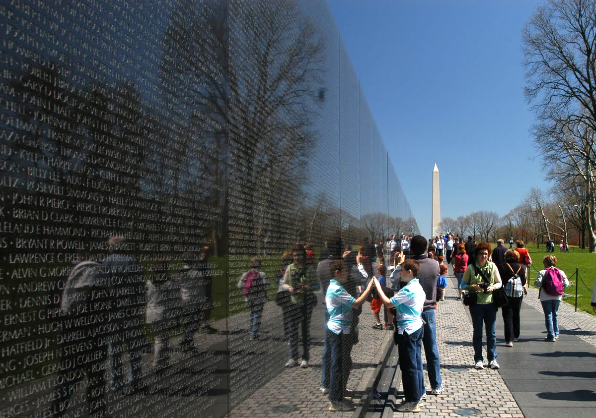 У Стены Мемориала ветеранов Вьетнама. Вашингтон