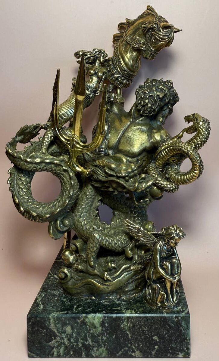 Бронзовая композиция. Высота 17 см. Фигуры и конструктивные элементы – бронза, латунь. Постамент – камень (змеевик)