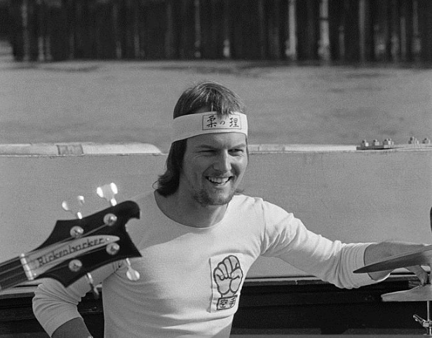 Крис Слейд (настоящее имя Кристофер Рис) — британский барабанщик, музыкант, перкуссионист.