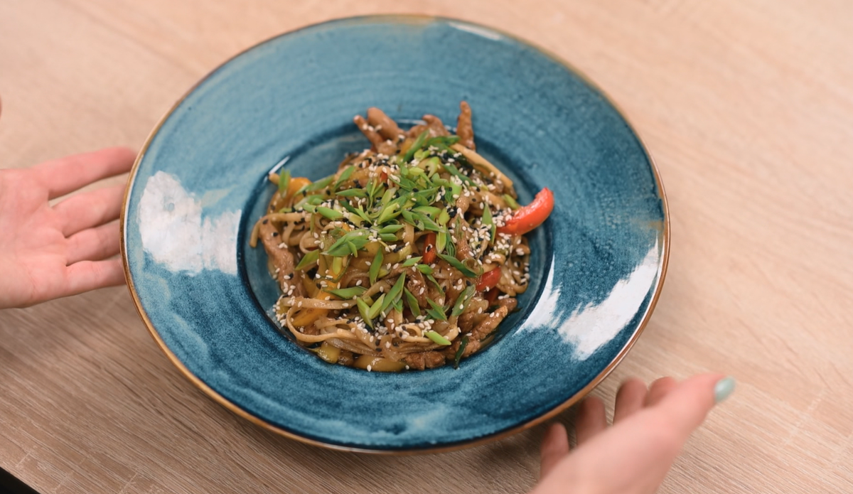 В составе удона нет яиц. Лапша готовится всего из трех ингредиентов: пшеничной муки, соли и воды