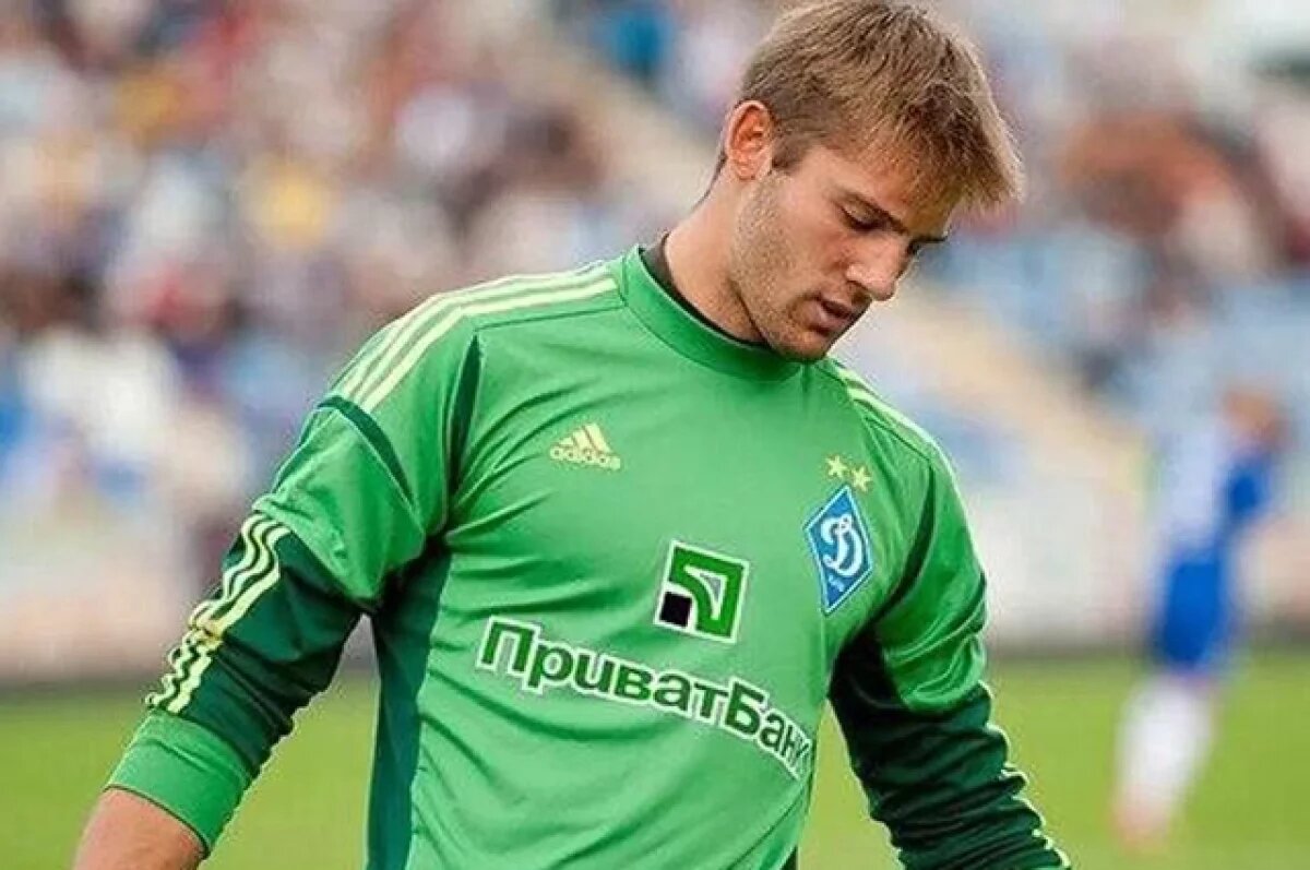    Голкипер вместе с тремя мужчинами и четырехлетним ребенком на машине намеревался выехать в Молдавию.