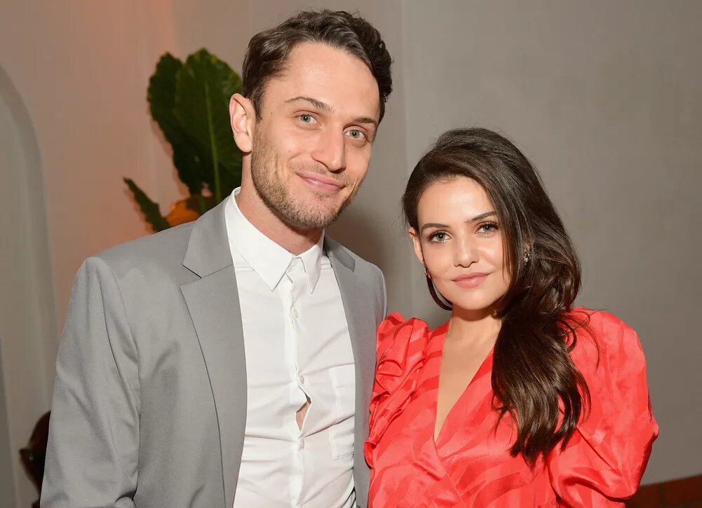    Звезды сериала "Древние" Даниэль Кэмпбелл и Колин Вуделл поженились во Франции