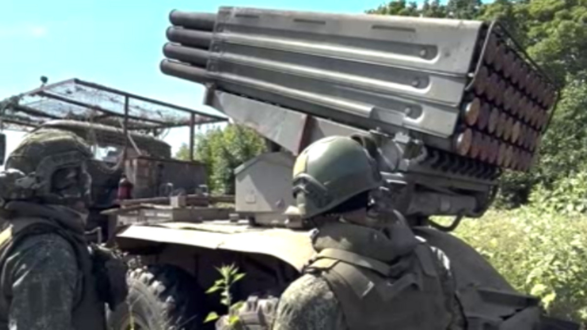    Группировка войск «Север» давит противника на всех своих направлениях.