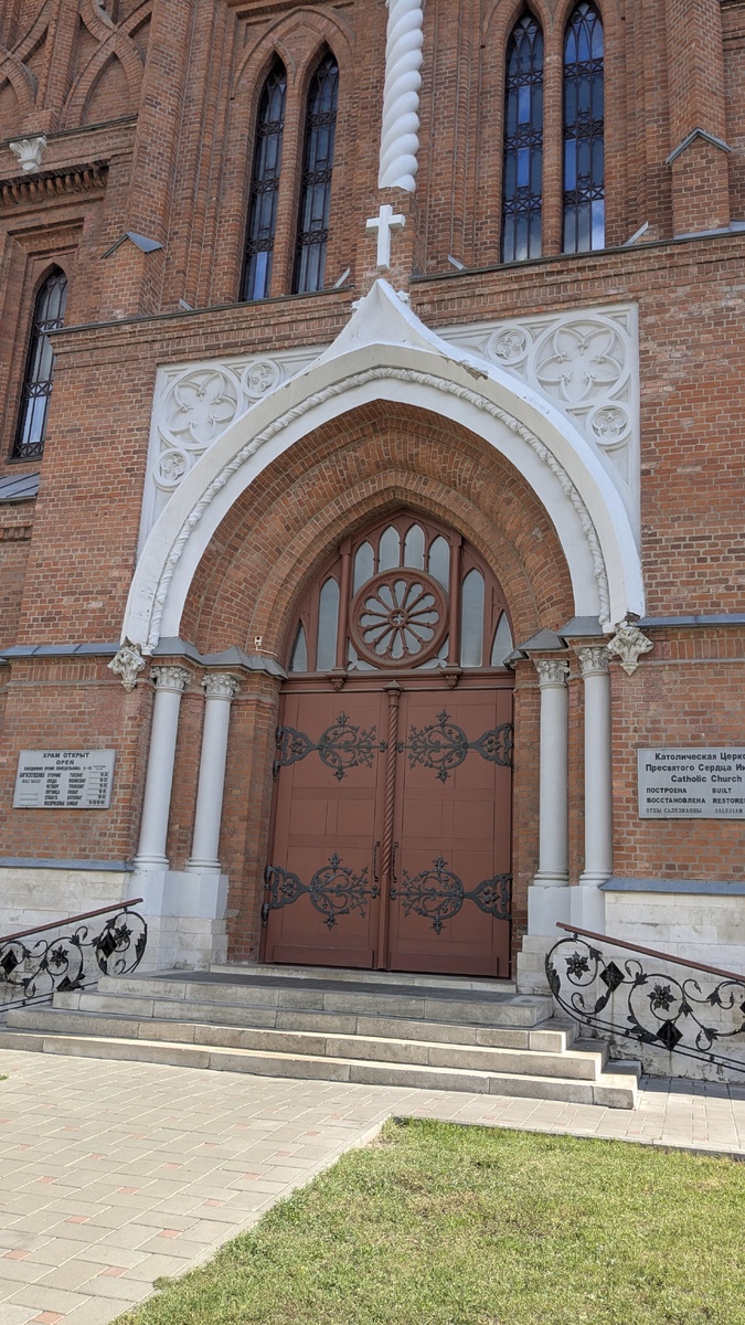 Центральный вход в польский костёл.