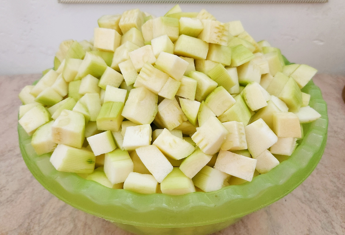 Кабачки почистить и порезать кубиком. В крупных кабачках вычестить семечки.