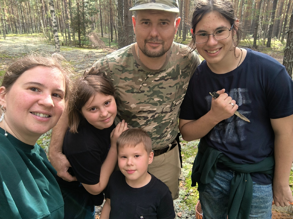 С мужем и тремя детьми в поисках грибов) 