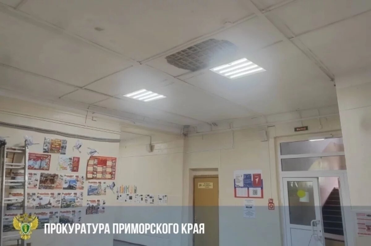    Учащиеся отмечают, что обрушившийся материал задел две девочки