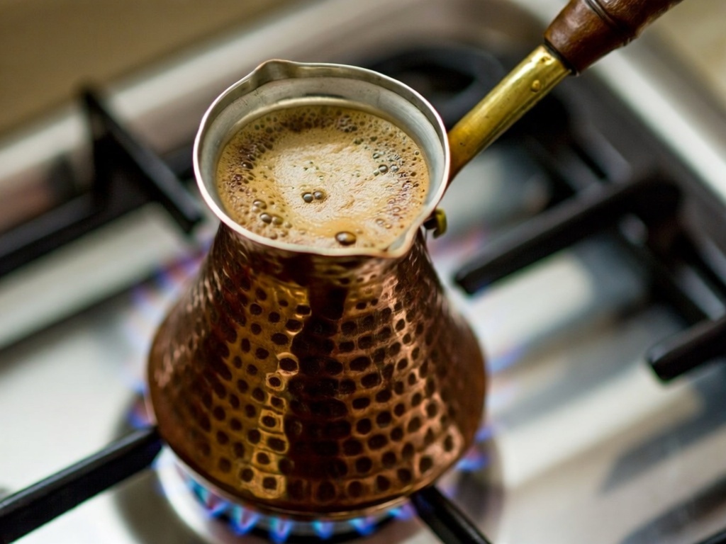 
Магия приготовления: ароматная пенка в медной турке на плите