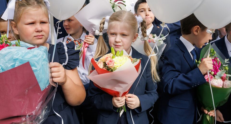    Первоклассники 1 сентября на линейке в школе / Медиасток.рф