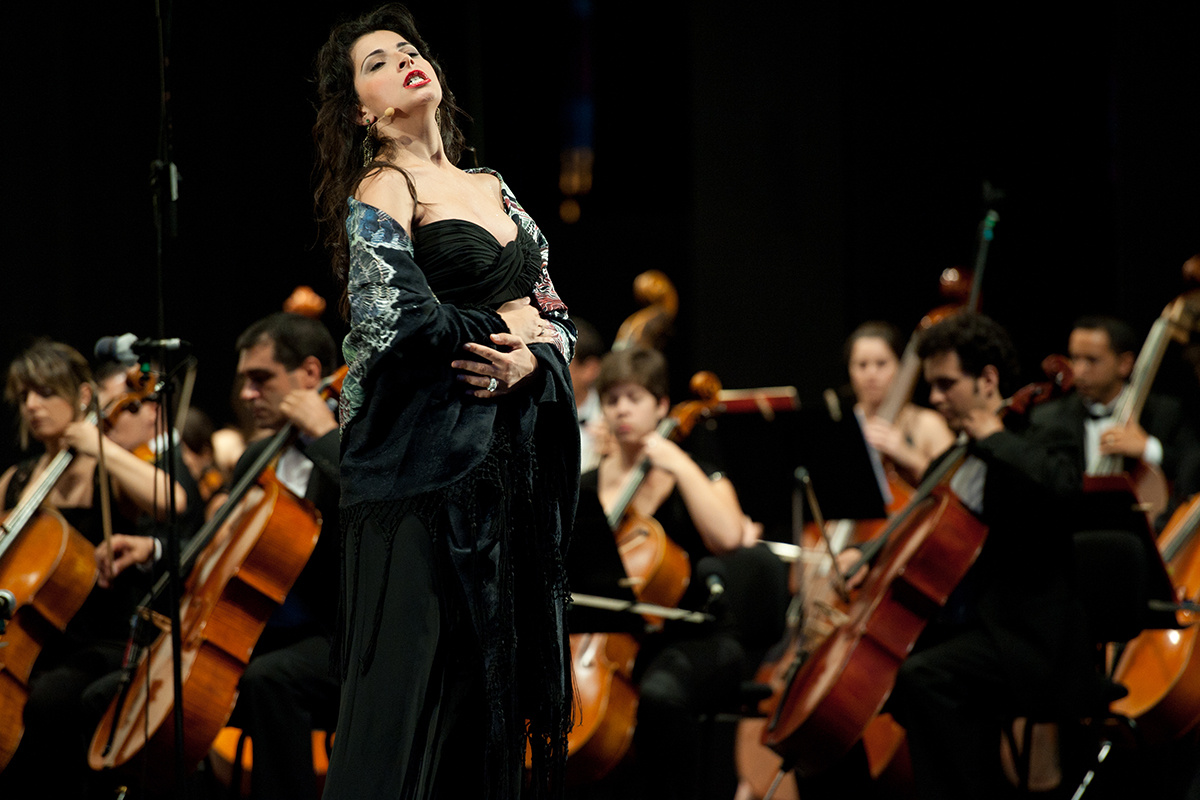 criben / Shutterstock / FOTODOM📷Актерская игра, декорации, свет и костюмы в опере поддерживают и раскрывают то, что заложено в музыке