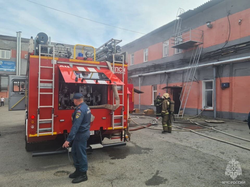    Пожар в административно-офисном здании на улице Короленко. Источник: ГУ МЧС России по Алтайскому краю