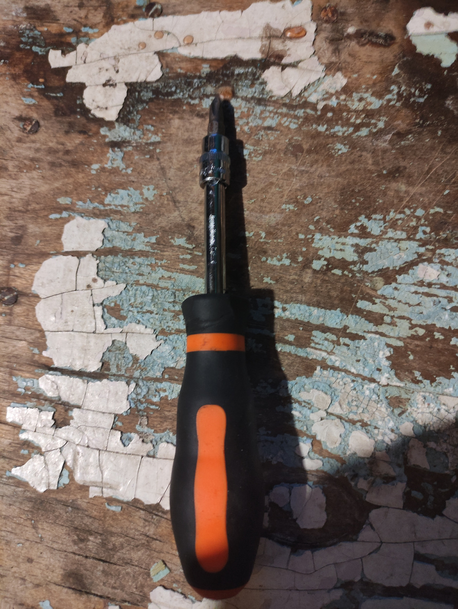 Отвёртка с головкой PH2.