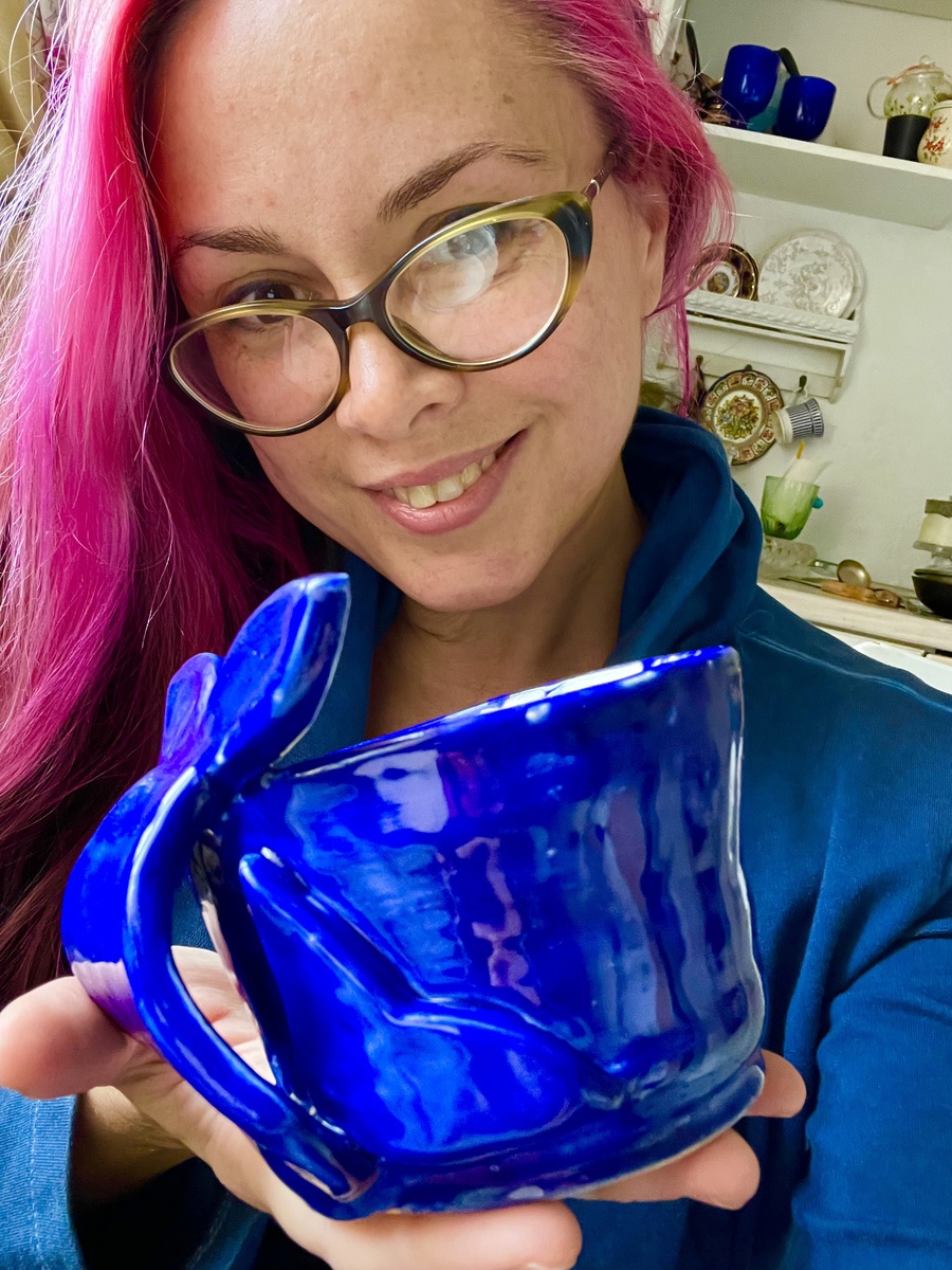 Моя любимая кружка с двумя китовыми хвостиками и любимого василькового цвета, сделанная мною лично💙