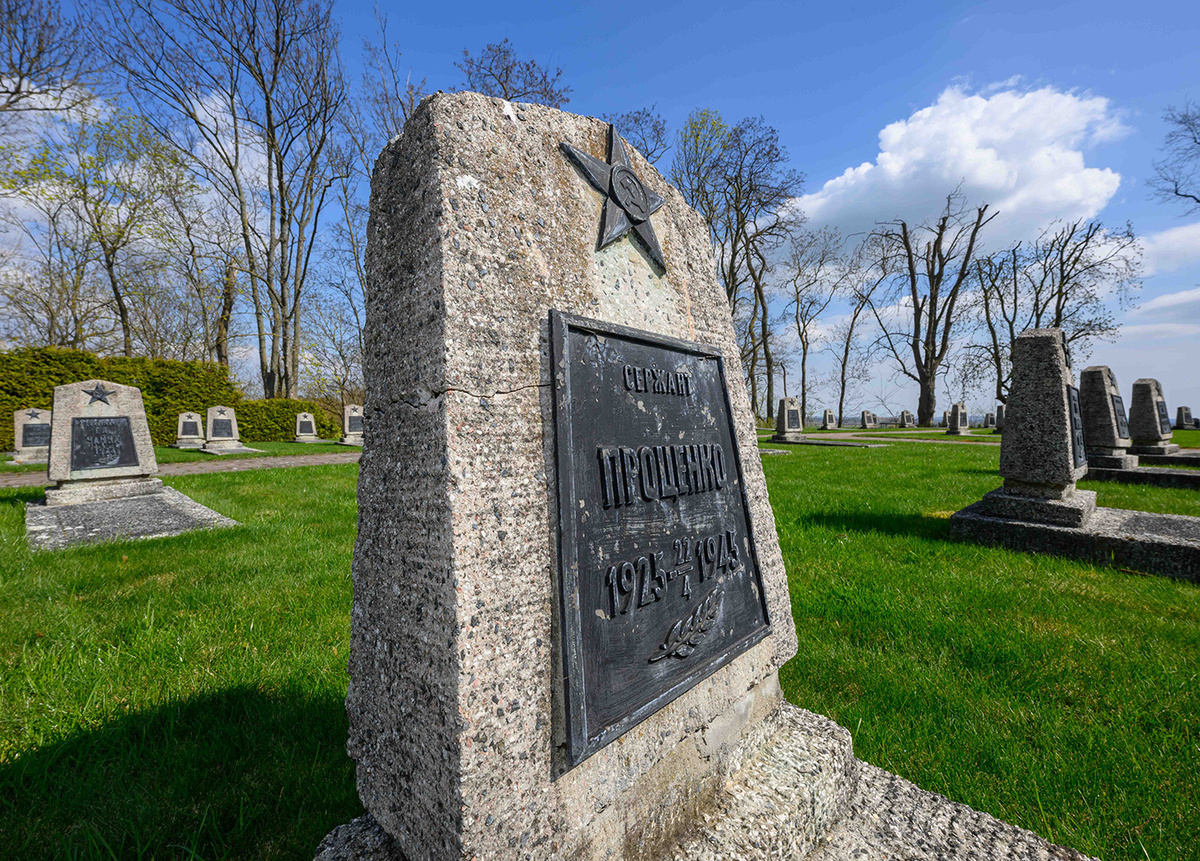   Захоронения советских воинов на Зееловских высотах в Германии 
Patrick Pleul / DPA / Picture Alliance / TASS