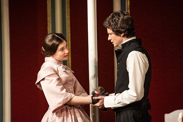    Тирон раньше играл в театре