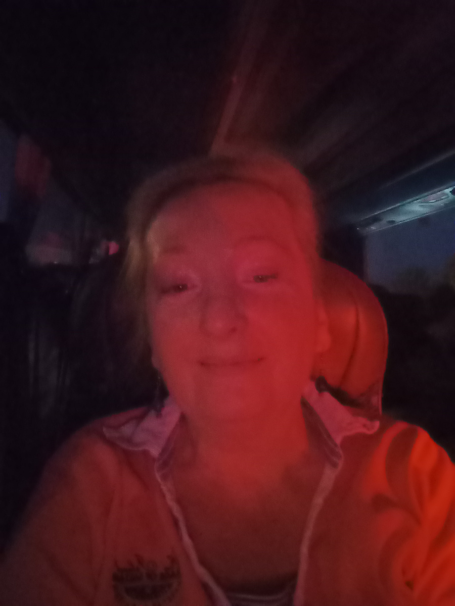 Это я. Плохое качество ночного фото хорошо сказывается на цвете лица и удачно скрывает возраст. Ну, по-моему))