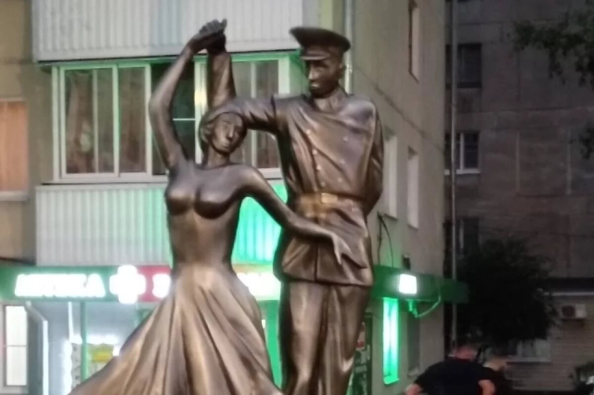    Появление скульптуры «Молодой нахимовец с девушкой» вызвало у рязанцев поток возмущения – многие писали, что девушка выглядит так, будто забыла надеть блузку.