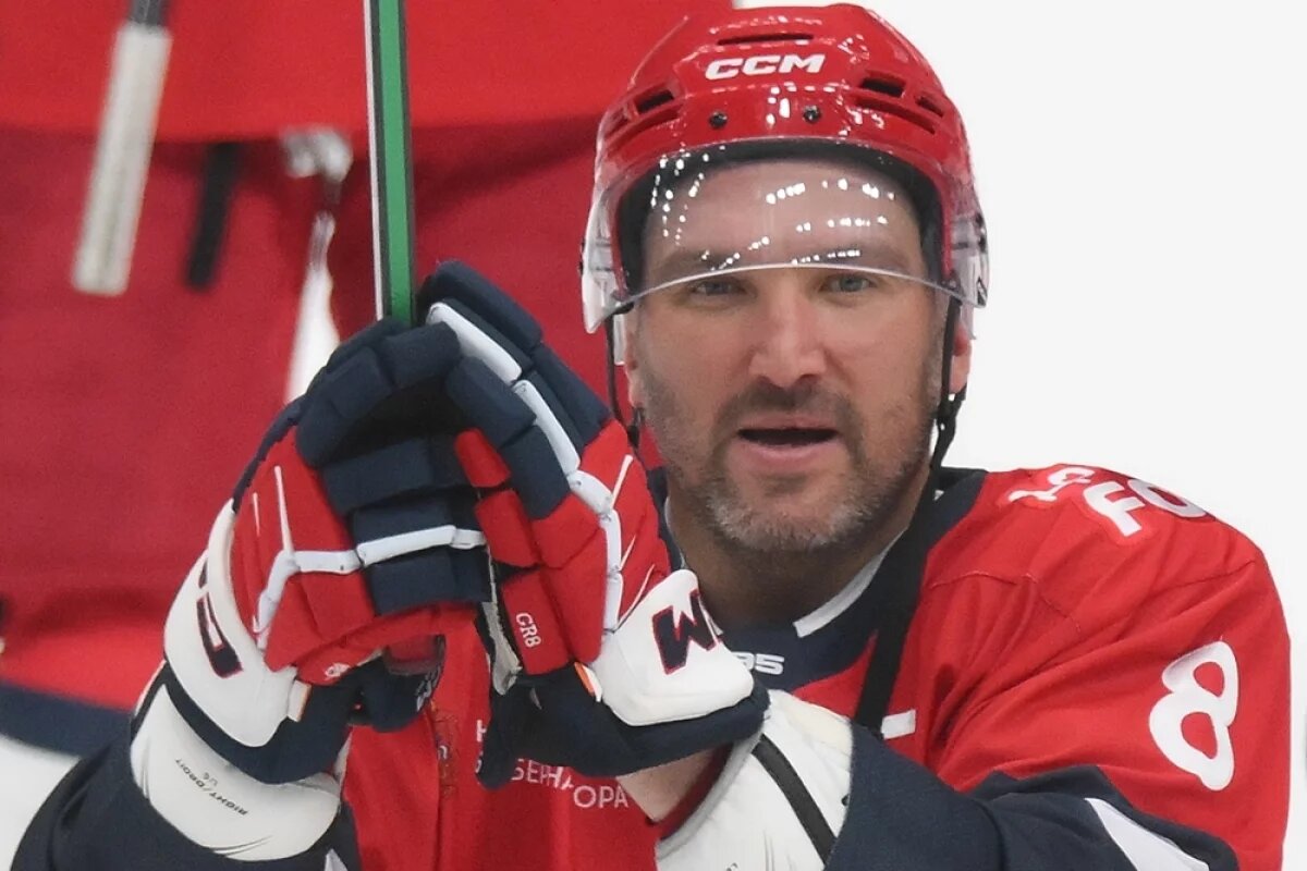    Хоккеист после окончания Матча звезд по хоккею на Кубке Александра Овечкина между командами Александра Овечкина и Павла Дацюка, 2025 год.