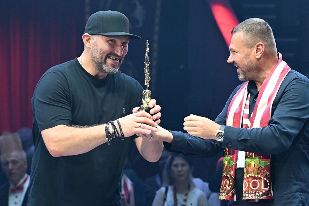    Александр Овечкин и генеральный директор Российской государственной цирковой компании Сергей Беляков на церемонии награждения участников Международного фестиваля «Идол-2025». Фото: РИА Новости/ Екатерина Чеснокова