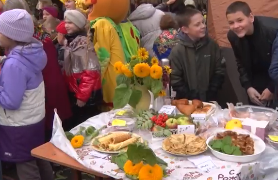     В городе Назарово одна из школ организовала ярмарку