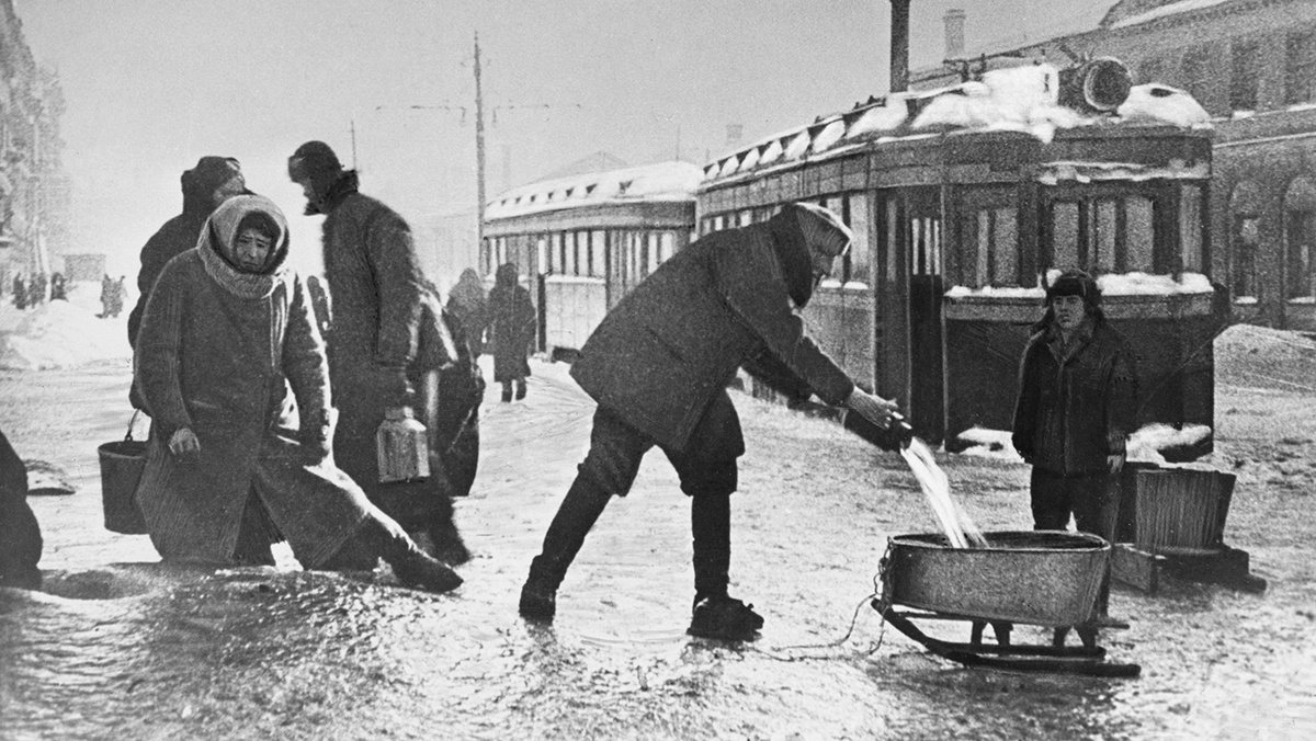   Василий Федосеев / ТАСС- Очередь за водой у водопроводного люка на Звенигородской улице во время блокады города немецко-фашистскими захватчиками в годы Великой Отечественной войны, Ленинград, СССР