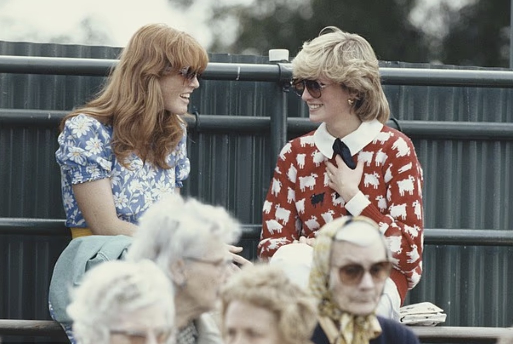 Принцесса Диана и Сара, герцогиня Йоркская, когда-то были близкими подругами, регулярно обедали вместе, и пресса прозвала их «виндзорскими насмешницами».