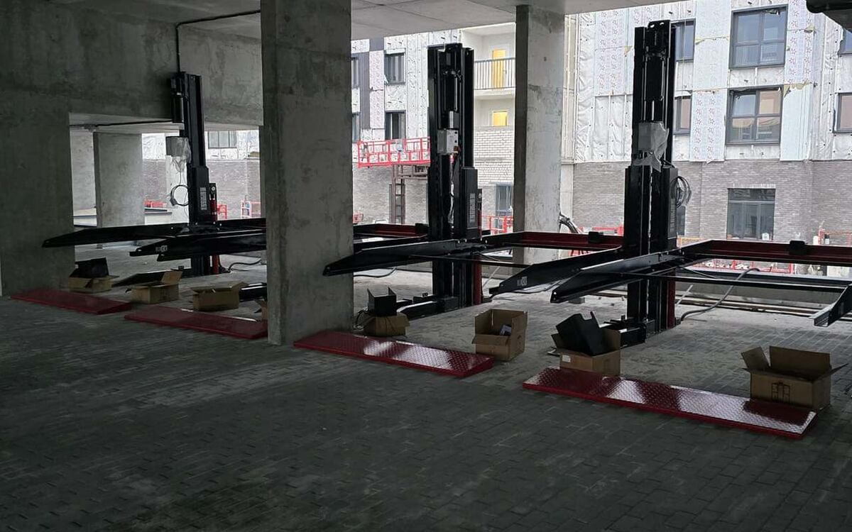    Петербургская компания смонтировала автомобильные подъемники в двухуровневом паркинге воронежского ЖК Фото - «Паркинги Мегаполиса»