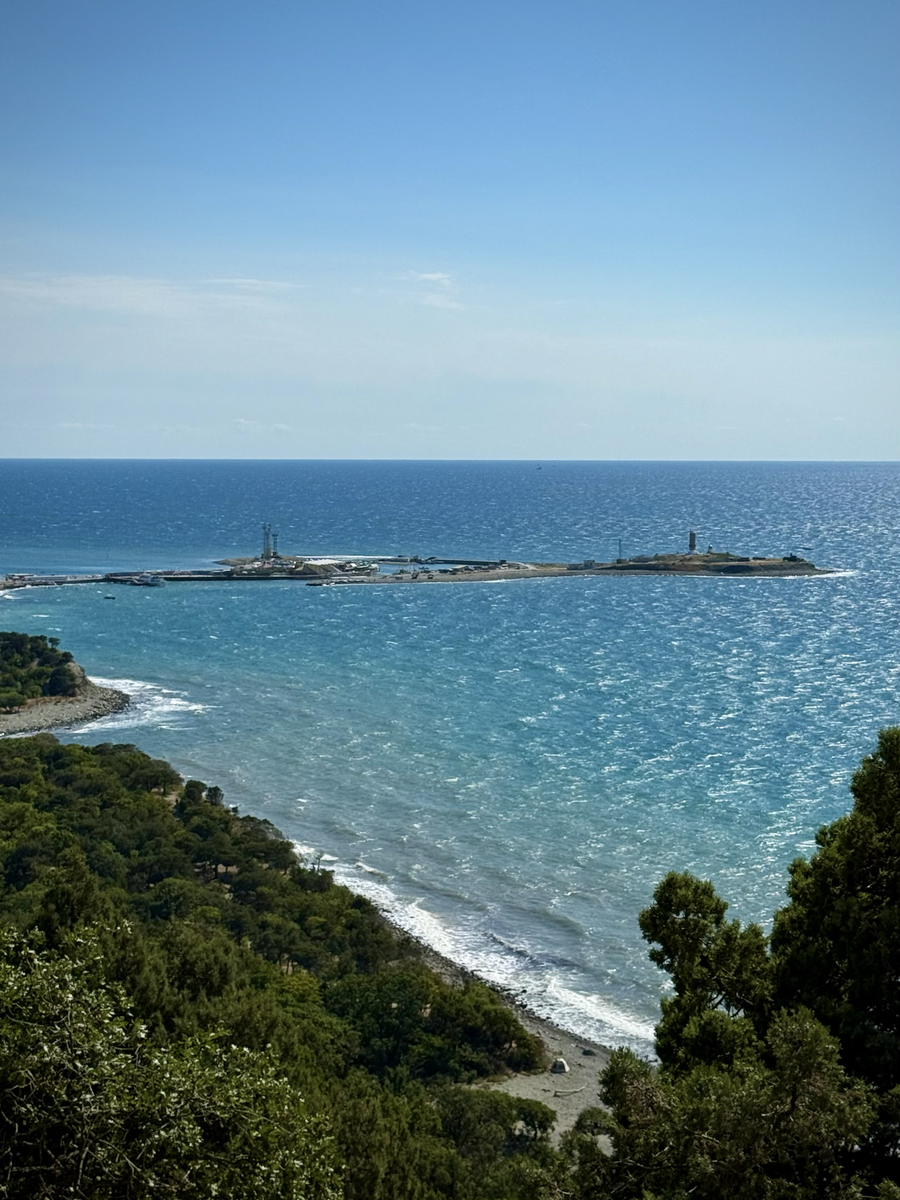 Вдалеке виднеется Утришский маяк  